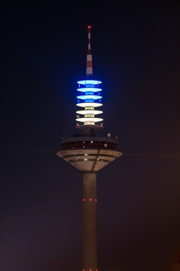 Frankfurter Fernsehturm als Leuchtturm der Verbundenheit im Ukraine-Konflikt