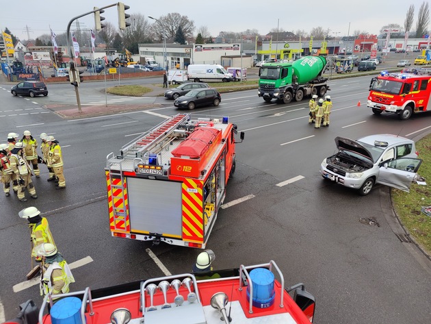 POL-STD: Zwei Autofahrerinnen bei Unfall auf der Bundesstraße 73 in Stade verletzt, Einbrecher entwenden Werkzeug in Gauensiekermoor