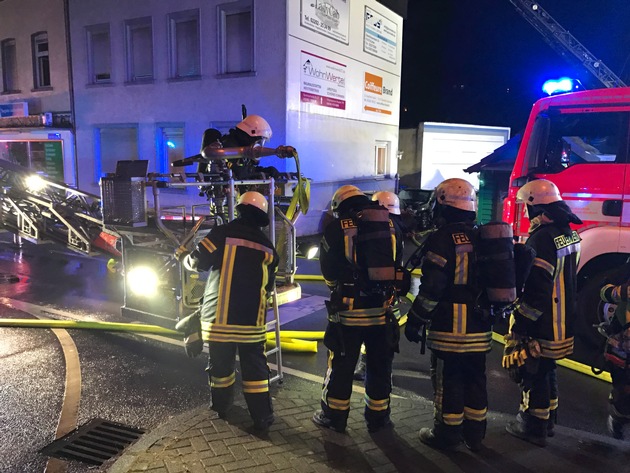 FW-GL: Dachstuhlbrand mit erheblichem Sachschaden in der Stadtmitte von Bergisch Gladbach