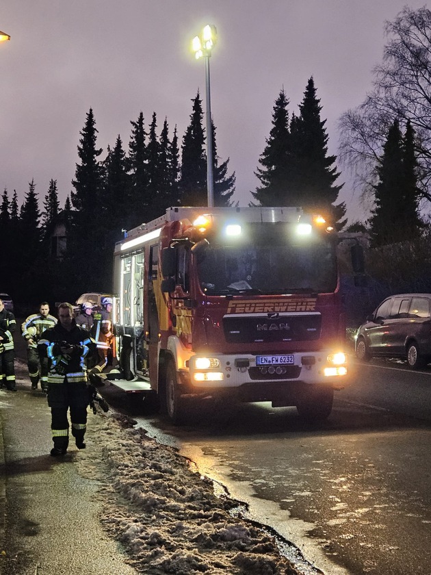 FW-EN: Verpuffung in einem Gebäude - Alarm für alle Einheiten der Feuerwehr Wetter (Ruhr)