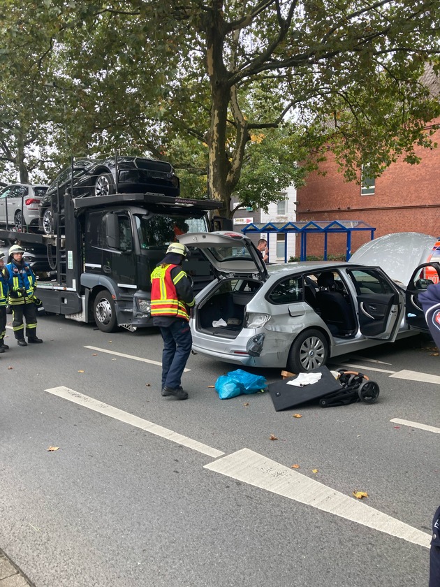 FW-EN: Verkehrsunfall zwischen LKW und PKW