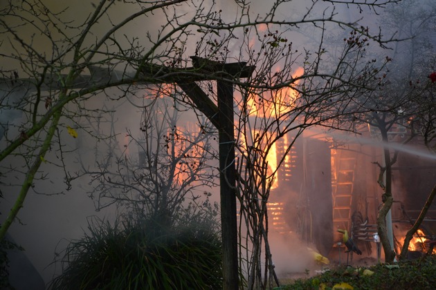 FW-MH: Vollbrand einer Gartenlaube mit starker Rauchentwicklung. Eine leicht verletzte Person.