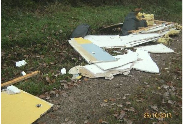 POL-GÖ: (633/2017) Unbekannte entsorgen Bauabfälle auf Waldweg bei Hann. Münden