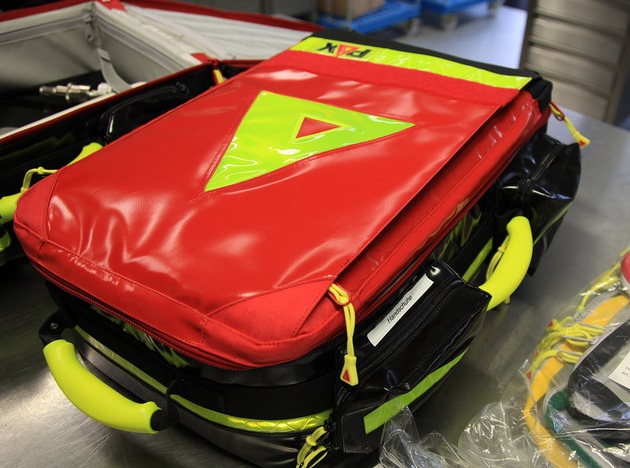 FW-E: Notfallkoffer und Beatmungsrucksack während eines Einsatzes aus Rettungswagen gestohlen