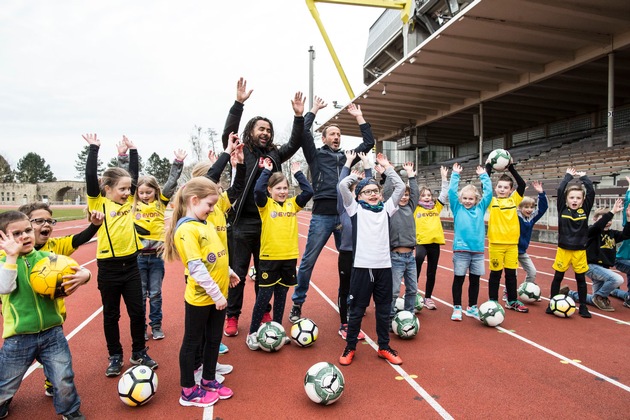 engbers: Wotan Wilke Möhring und Patrick Owomoyela kicken mit Zweitklässlern für den guten Zweck