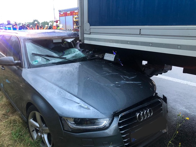 API-TH: Pkw Audi fährt unter vorausfahrenden Lkw und Fahrzeugführer verletzt sich schwer