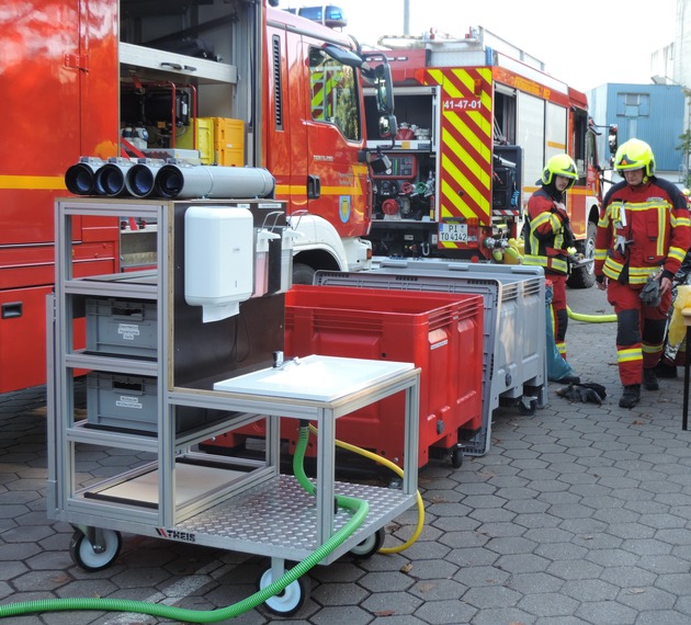 FW-PI: Feuer in Müllentsorgungsbetrieb löst langwierigen Einsatz der Feuerwehr aus