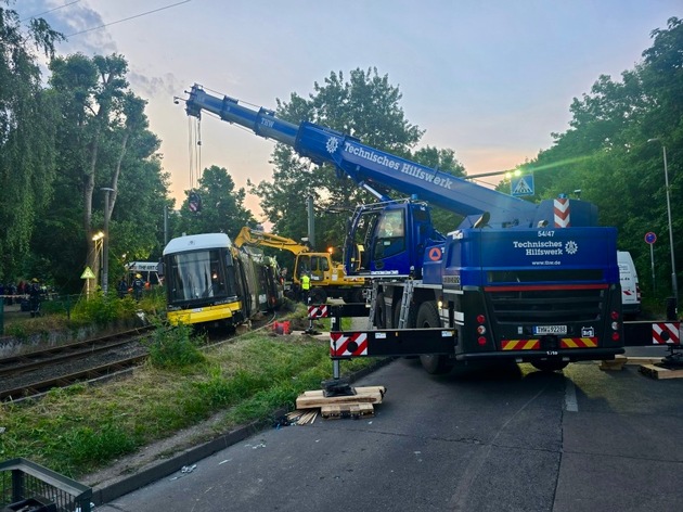 THW LVBEBBST: Rund 50 THW-Kr&auml;fte beim Stra&szlig;enbahnunfall in Berlin-Lichtenberg im Einsatz