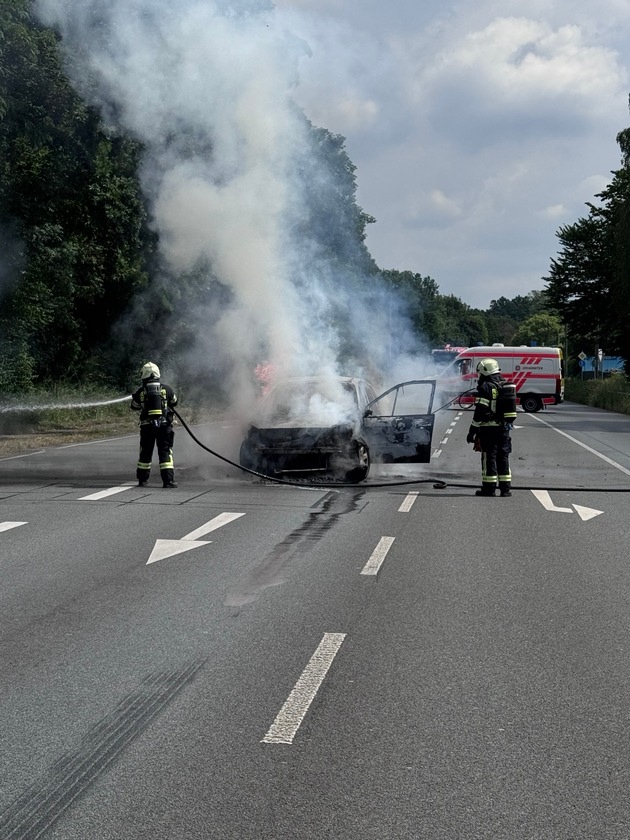 FW Dinslaken: Nachmeldung und Einsatzfotos zur Pressemeldung: Feuerwehr r&uuml;ckt zum Fahrzeugbrand, auslaufende Betriebsmittel und Kampfmittelfund aus