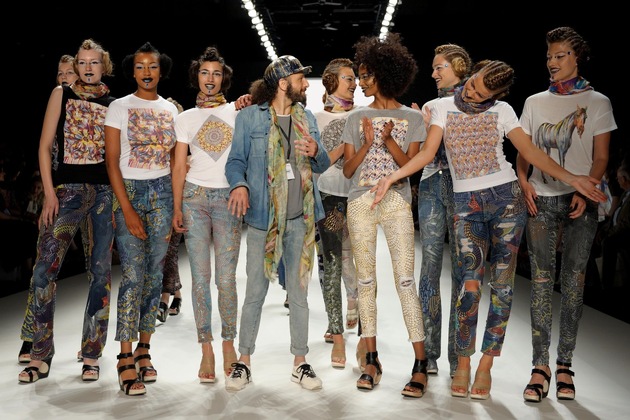 Johny Dar: Mit Promi-Jeans die Welt verbessern