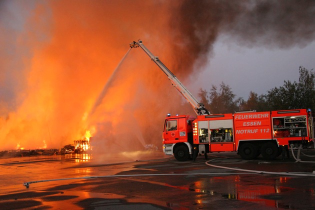 FW-E: 2500 m² Holzpaletten Raub der Flammen, zwei Feuerwehrmänner bei Löscharbeiten verletzt