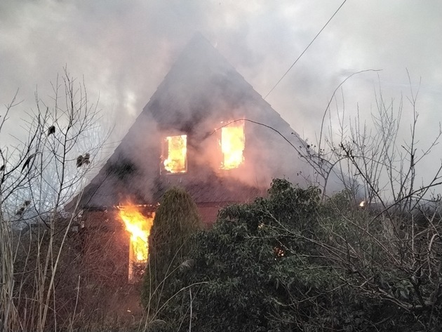 FW Lehrte: Feuerwehr Lehrte bekämpft Gebäudefeuer unter schwierigen Bedingungen