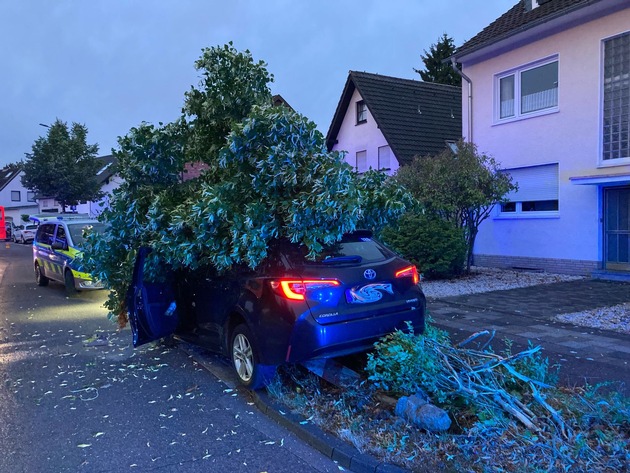 POL-RBK: Bergisch Gladbach - Nach Sekundenschlaf gegen Baum gefahren