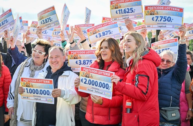 Deutsche Postcode Lotterie: Lotterie-Jubel in Leegebruch: Katarina Witt verteilt zwei Millionen Euro an 190 Glückspilze