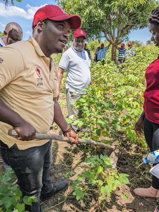 Pressemeldung: Zum Weltbodentag am 5. Dezember präsentiert Cotton made in Africa neuen Leitfaden zur Evaluierung der Bodenqualität