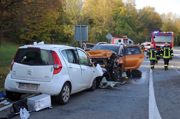 FW LK Neunkirchen: Tragischer Verkehrsunfall auf Rombachaufstieg - Drei Verletzte und eine Tote