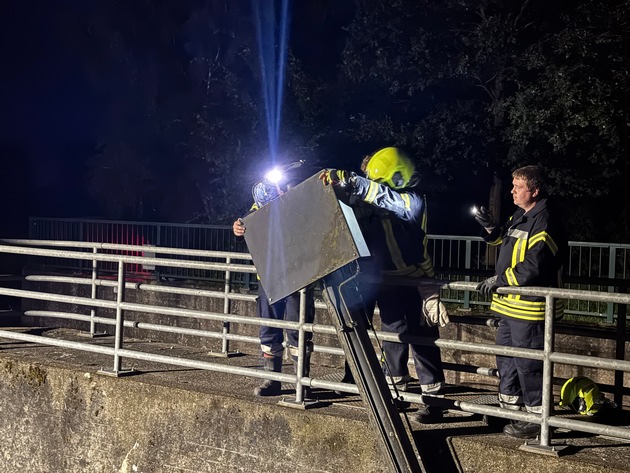 FW Flotwedel: Ölfilm auf der Aller - Leckgeschlagener Hydraulikzylinder sorgt für Feuerwehreinsatz