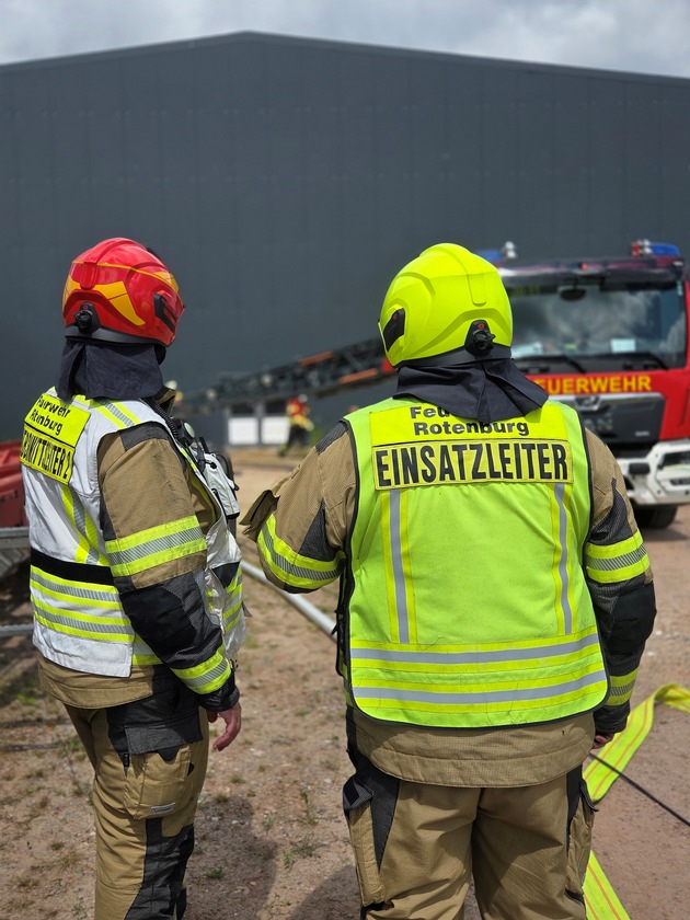 FW-ROW: Brand in Lagerhalle sorgt für starke Rauchentwicklung - MoWaS-Warnung ausgelöst