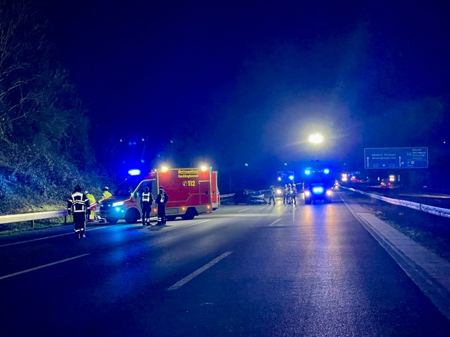 FW-RE: Einsatzreiche Samstagnacht - schwerer Verkehrsunfall auf der BAB 2