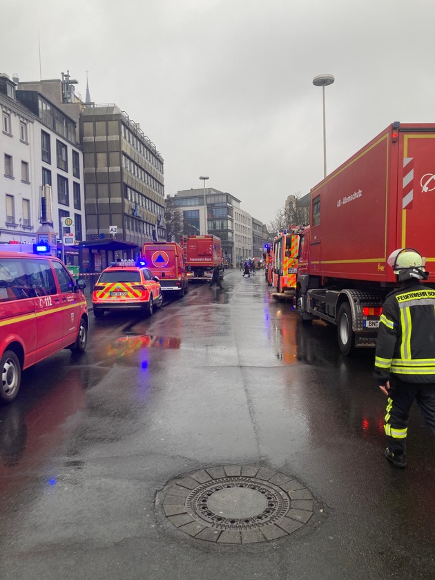 FW-BN: Gemeldeter Gefahrstoffaustritt nach Taschenfund im Maximiliancenter stellt sich als Fehlalarm heraus