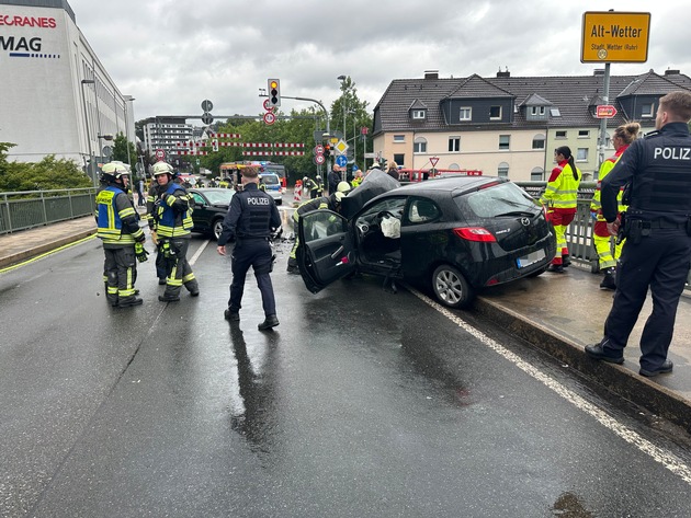 FW-EN: Wetter (Ruhr) - Ölspur, unbekannte Rauchentwicklung aus Gebäude und Verkehrsunfall am Mittwochnachmittag.