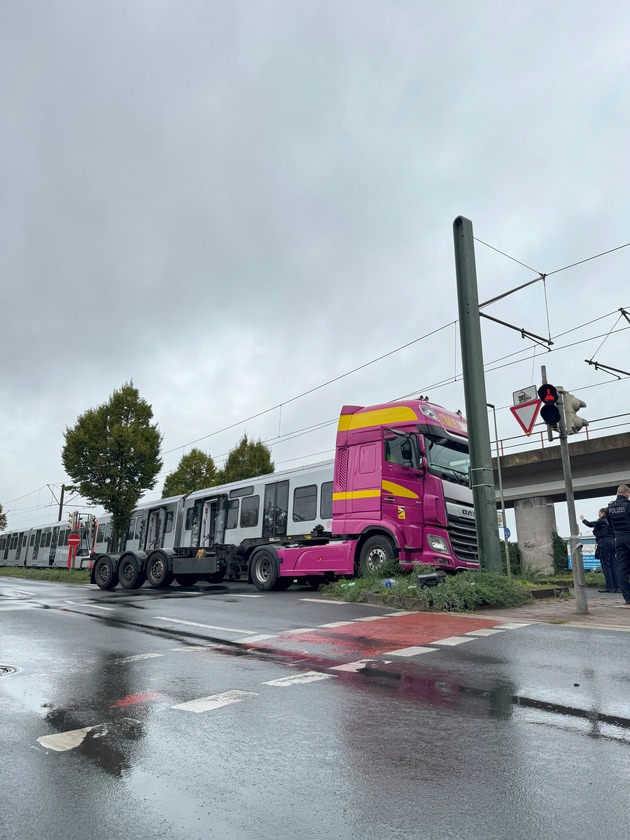FW-NE: Verkehrsunfall zwischen LKW und Straßenbahn auf der Düsseldorfer Straße | Zwei Personen verletzt