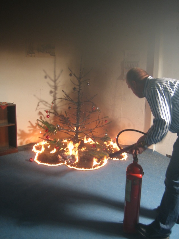 FW-LFVSH: Feuerwehr warnt: Christbäume brennen schneller als man denkt