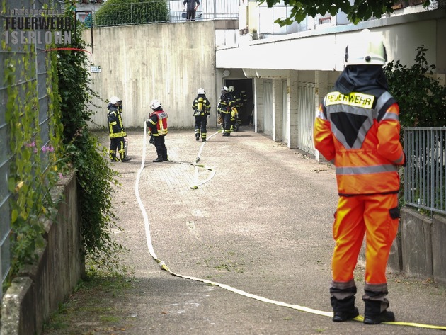 FW-MK: Brennender Sperrmüll beschädigt Hausfassade