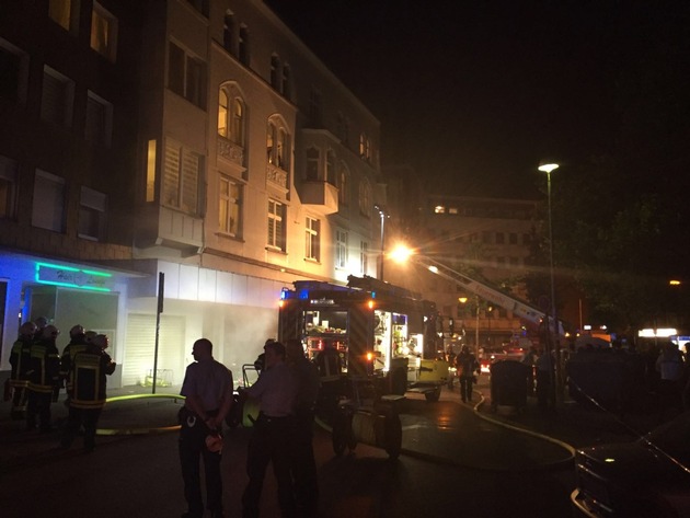 FW-GE: Kellerbrand in der Altstadt-6 Personen über Drehleiter der Feuerwehr gerettet