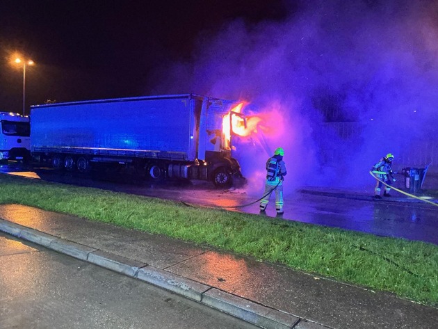 FW-BOT: FW-BOT: Einsatz an Tankstelle -LKW in Vollbrand