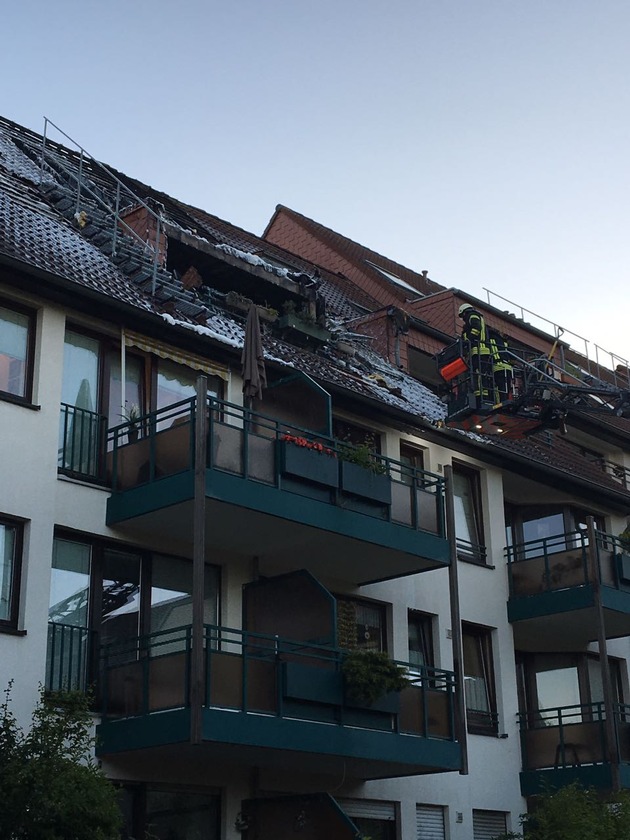 FW-GL: Dachstuhlbrand in Mehrfamilienhaus im Stadtteil Refrath von Bergisch Gladbach