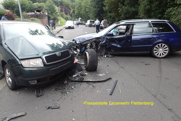 FW-PL: Schwerer Verkehrsunfall in Plettenberg- Ohle. Fünf beteiligte Fahrzeuge - Vier zum Teil schwer Verletzte Personen