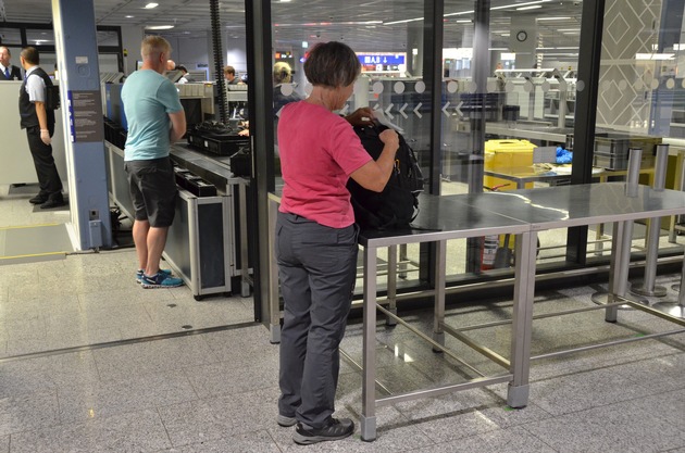 BPOLD FRA: Bundespolizei testet &quot;Ein-Handgepäckspur&quot; am Frankfurter Flughafen