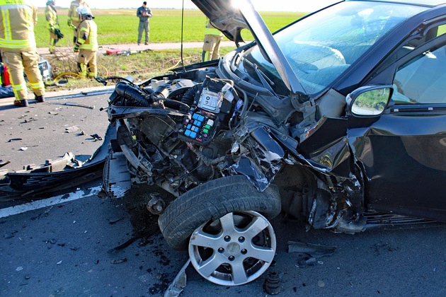 POL-DN: Drei Verletzte bei Frontalzusammensto&szlig; auf der B264 - die Polizei sucht Unfallbeteiligten