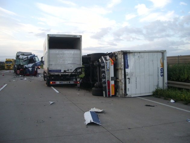 POL-HI: Zwei LKW verursachen schweren Verkehrsunfall mit hohem Sachschaden