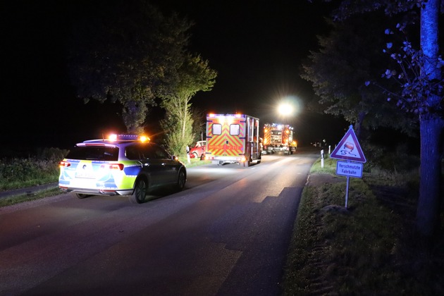 FFW Schiffdorf: Pkw kommt von Fahrbahn ab und prallt gegen Baum: Fahrer und Beifahrerin verletzt