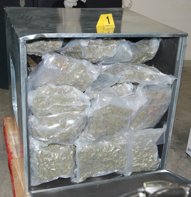 POL-BN: Spezialeinsatzkräfte nehmen zwei mutmaßliche Drogendealer fest / 100 Kilogramm Marihuana in Belüftungsmaschinen versteckt