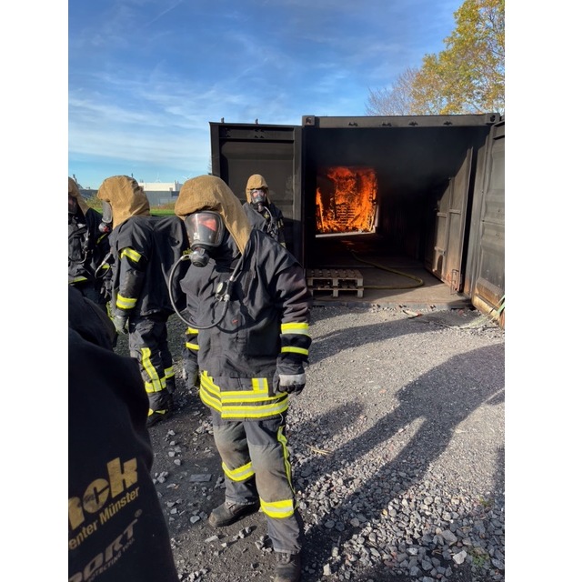 FW-AR: Atemschutzgeräteträger trainieren in Feuer-Container