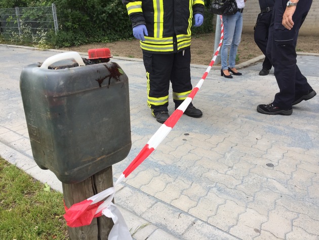 FW-AR: Feuerwehr sichert unbekannte Substanz auf Neheimer Kinderspielplatz