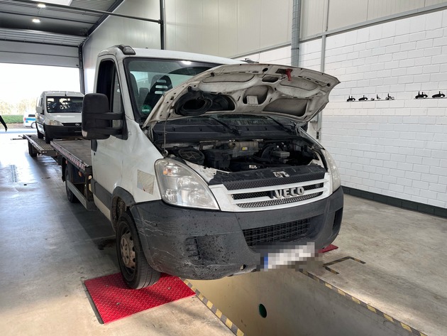 POL-ME: 56 zum Teil gravierende Mängel und ein fehlendes Rad: Polizei zieht schrottreifen Autotransporter aus dem Verkehr - 2601065