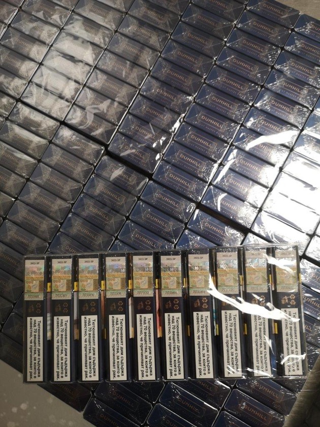 HZA-A: Zoll entdeckt 5.580 Stück Zigaretten im Koffer Schmuggel am Flughafen Memmingerberg