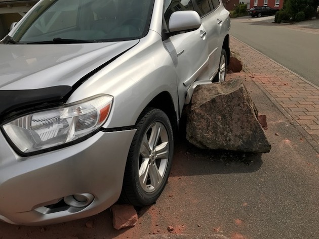 POL-PPWP: SUV brettert  über Findlinge - Totalschaden