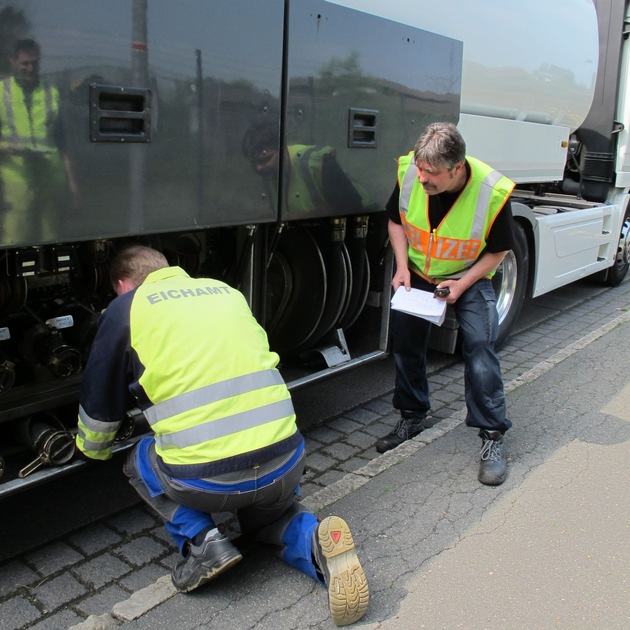 POL-NI: Großkontrolle des Schwerlastverkehrs - 51 von 81 Fahrzeuge beanstandet - 15 Mal Weiterfahrt untersagt