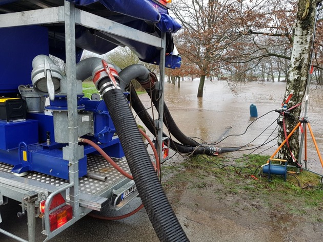 THW-HH MV SH: Hochwasser: THW unterstützt Pump- und Sicherungsarbeiten nach starken Regenfällen im südöstlichen Schleswig-Holstein