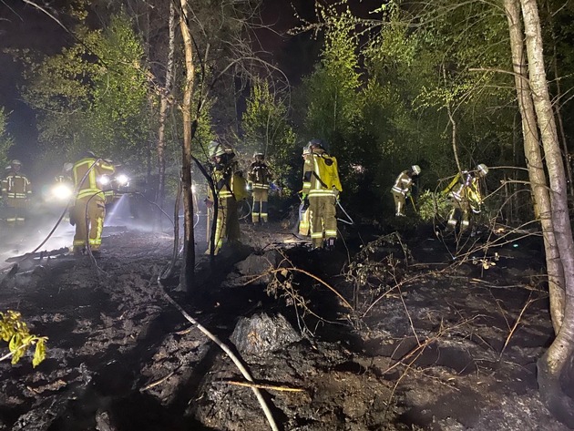 FW-Lohmar: Schwer zu erreichender Flächenbrand fordert Einsatzkräfte am Samstagabend