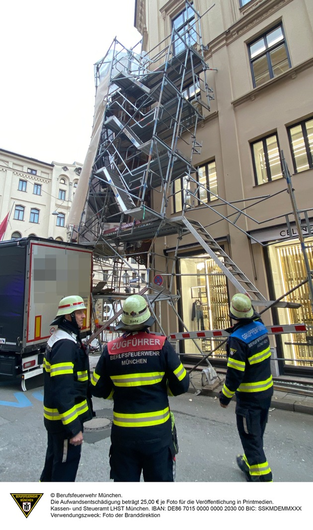 FW-M: Lkw fährt in Gerüst - Einsturzgefahr (Lehel)