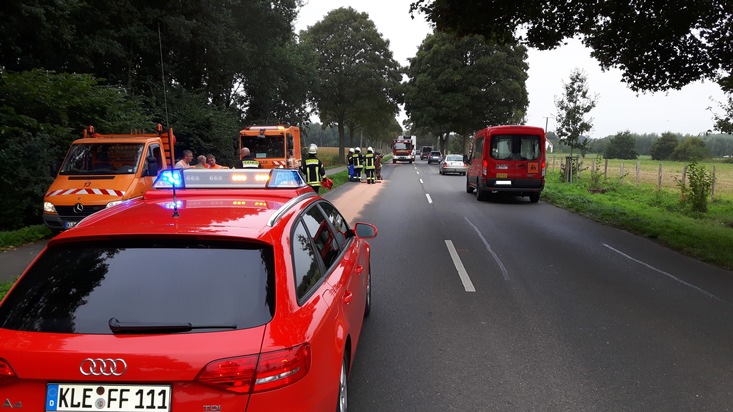 FW-KLE: Ölspur führt zu Behinderungen auf der Bundesstraße 57 in Bedburg-Hau