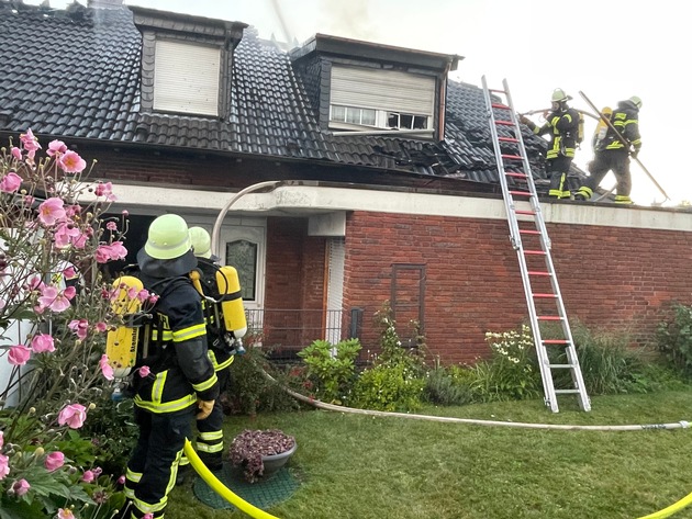 FW Königswinter: Dachstuhlbrand in Rauschendorf fordert Einsatzkräfte