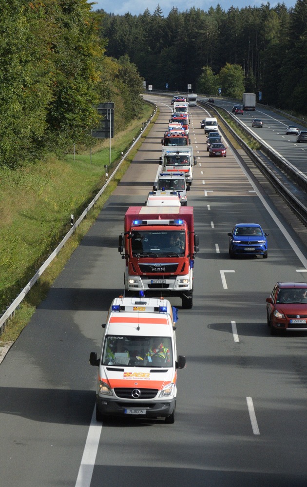 Feuerwehr Nürnberg: Katastrophenschutzeinheiten der Stadt Nürnberg übten mit einer Marsch- und Zielfahrt die überörtliche Verlegung.