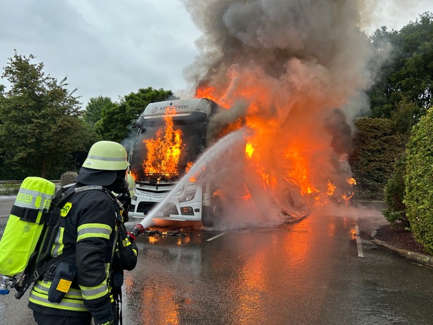 FW Moers: LKW und Kleintransporter brennen auf Hotelparkplatz / Stadtteil und Hotel ohne Strom